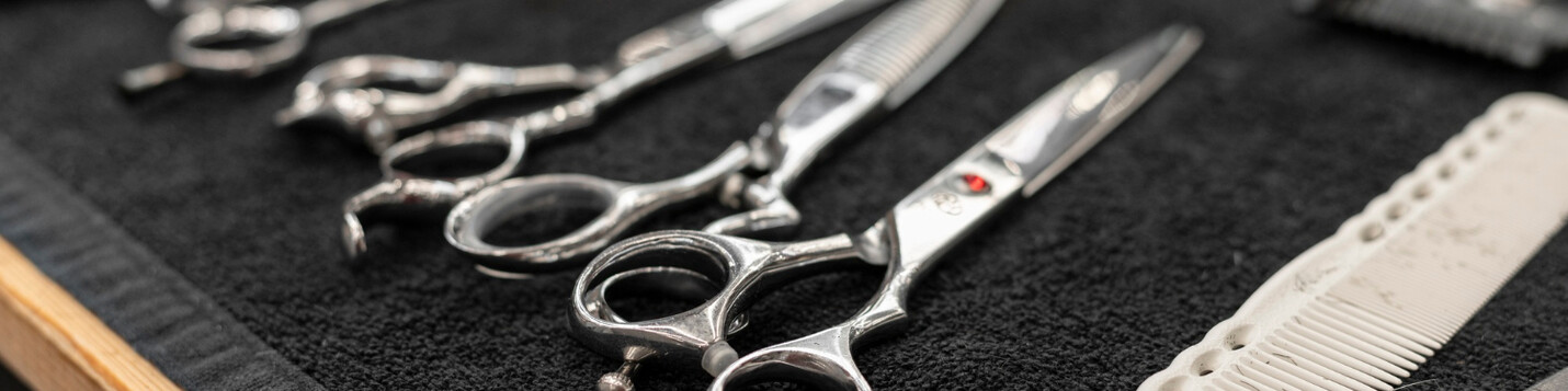 Gominas y geles de fijación para barbería profesional